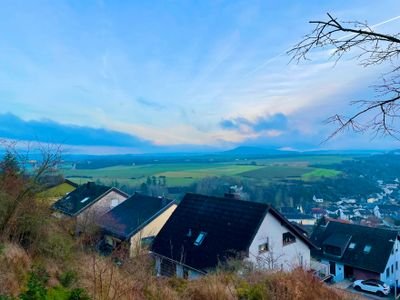 Was für tolle Ausichten! Nicht nur von dem tollen Grundstück sondern auch für junge Familien!
