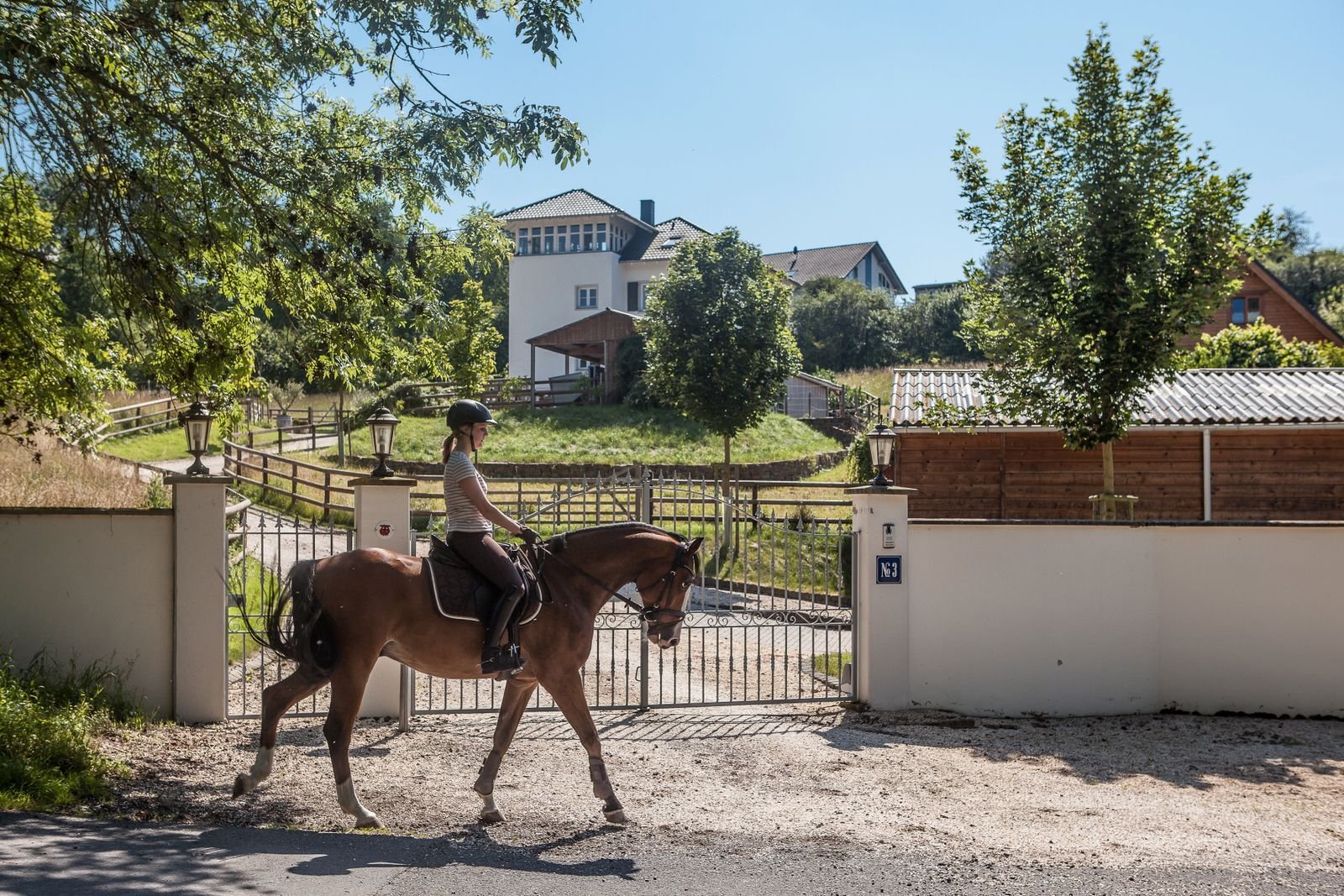 Großzügiges 2-Familien-Haus in attraktiver Randlage mit großem Grundstück